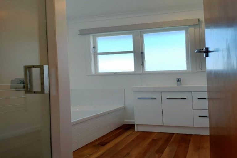 Photo of property in 5 Larsen Crescent, Tawa, Wellington, 5028