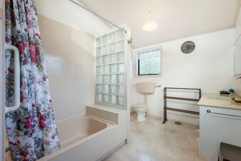 Photo of property in 16 Spencer Road, Pinehill, Auckland, 0632