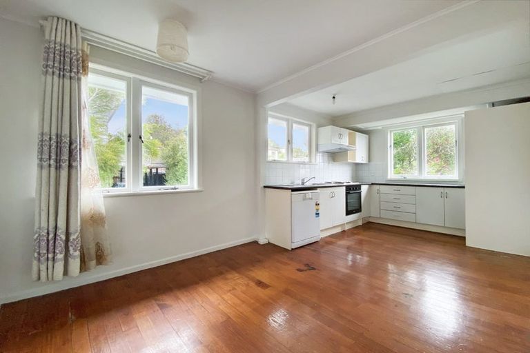 Photo of property in 26 Selwyn Crescent, Forrest Hill, Auckland, 0620
