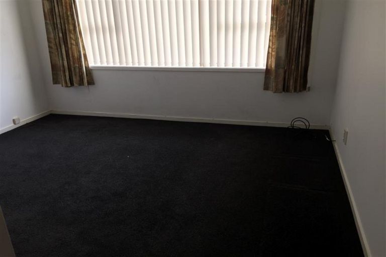 Photo of property in 1/4220 Great North Road, Glendene, Auckland, 0602