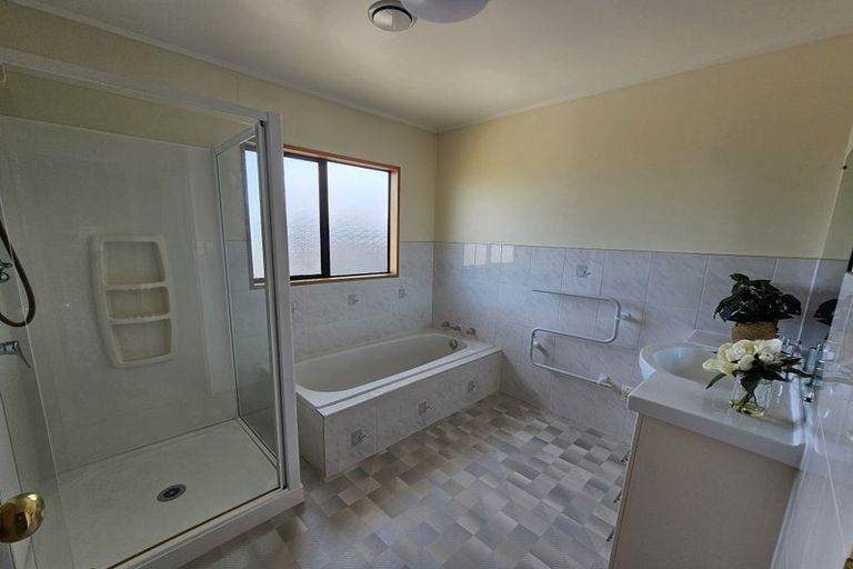 Photo of property in 1/979 Beach Road, Torbay, Auckland, 0630