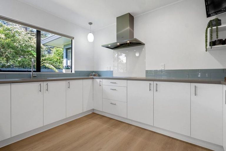 Photo of property in 9 Wyatt Place, Glendene, Auckland, 0602