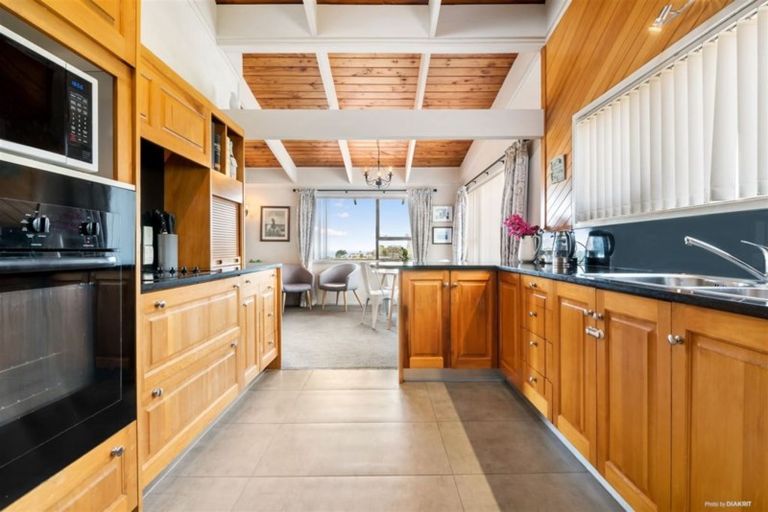 Photo of property in 8 Halldene Terrace, Red Beach, 0932