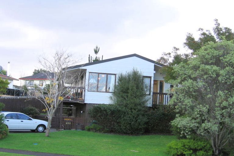 Photo of property in 22 Gosford Drive, Botany Downs, Auckland, 2010