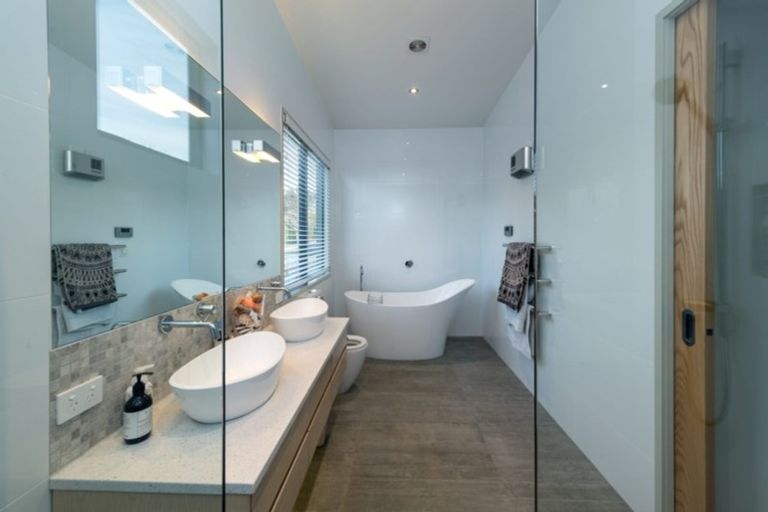 Photo of property in 28 Kennedy Crescent, Wanaka, 9305