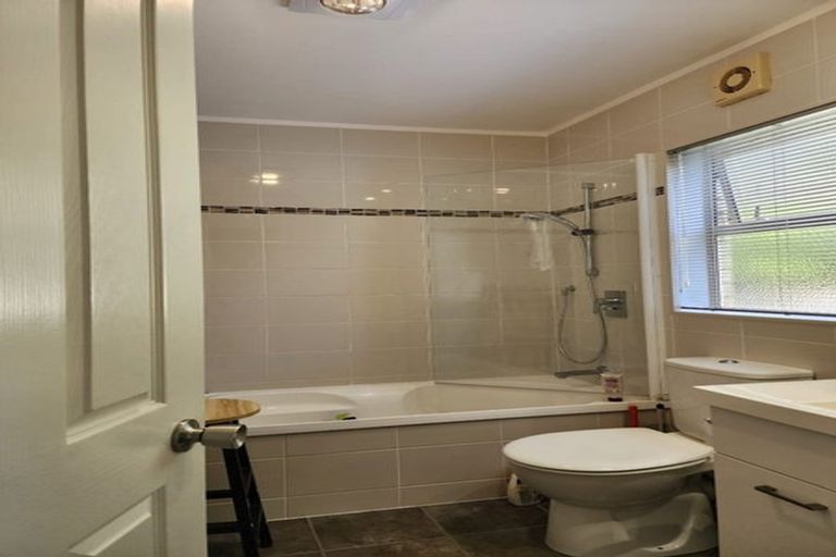 Photo of property in 2/12 Veagh Place, Highland Park, Auckland, 2010