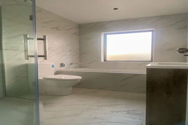 Photo of property in 50a Barbados Drive, Unsworth Heights, Auckland, 0632