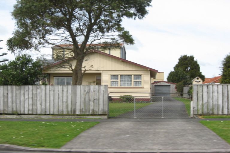 Photo of property in 17 Kahikatea Street, Inglewood, 4330