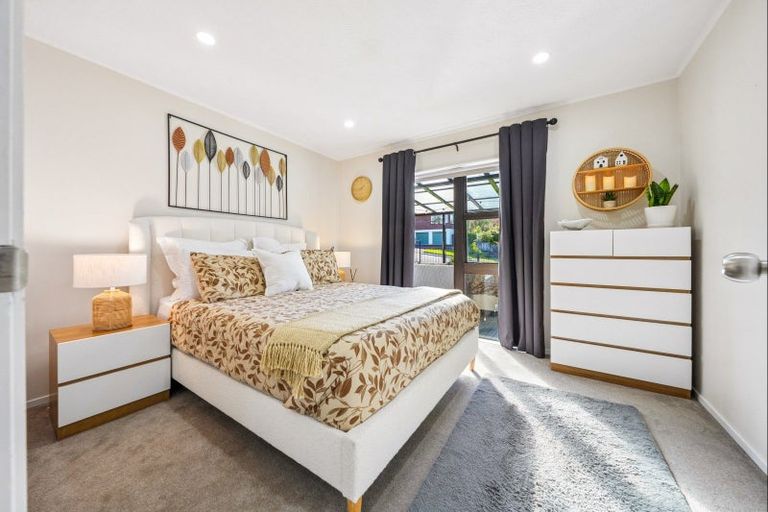 Photo of property in 43 Athena Drive, Totara Vale, Auckland, 0629