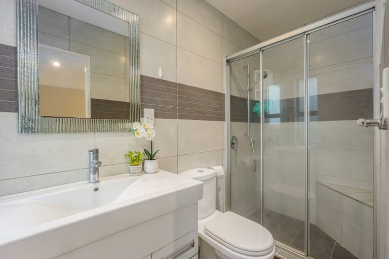 Photo of property in 21a Lyons Avenue, Murrays Bay, Auckland, 0630