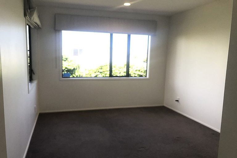 Photo of property in 1/19 Beach Road, Castor Bay, Auckland, 0620