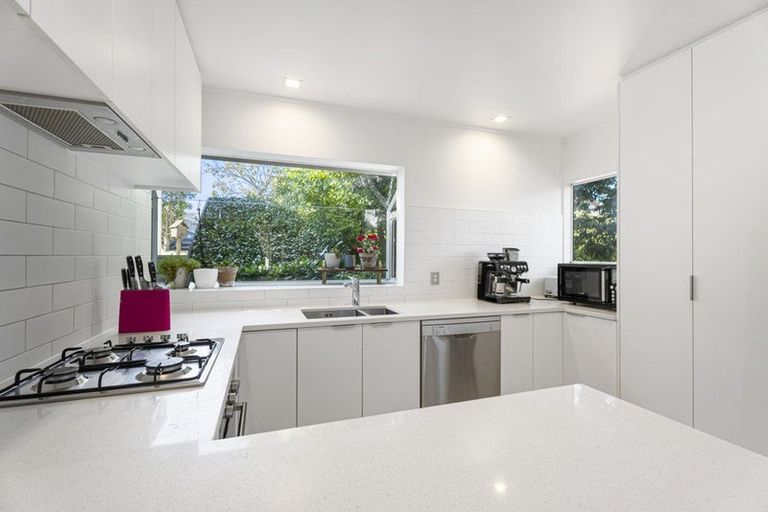 Photo of property in 2/1 Valley Road, Northcote, Auckland, 0626