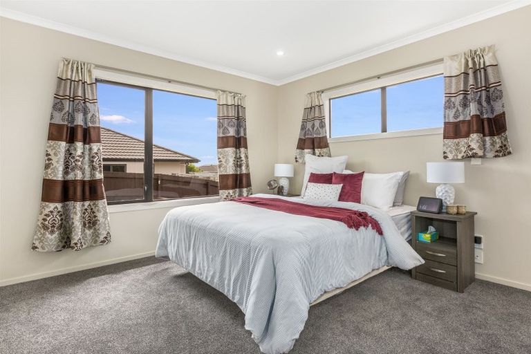 Photo of property in 17 Tongariro Drive, Aotea, Porirua, 5024