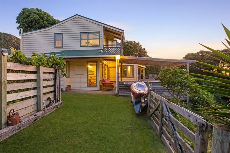Photo of property in 81 Wellington Road, Paekakariki, 5034