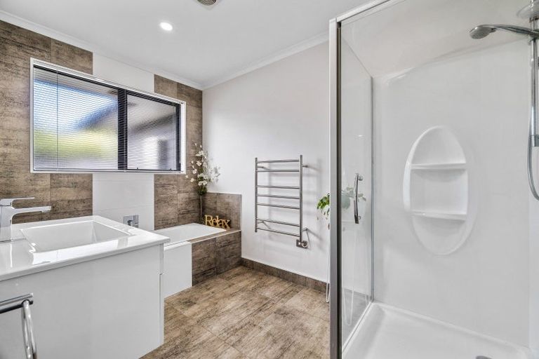 Photo of property in 3 Saint Heliers Grove, Fitzherbert, Palmerston North, 4410