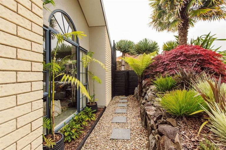 Photo of property in 13 Berkshire Terrace, Massey, Auckland, 0614
