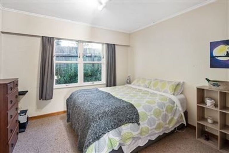 Photo of property in 37 Kenmore Street, Newlands, Wellington, 6037