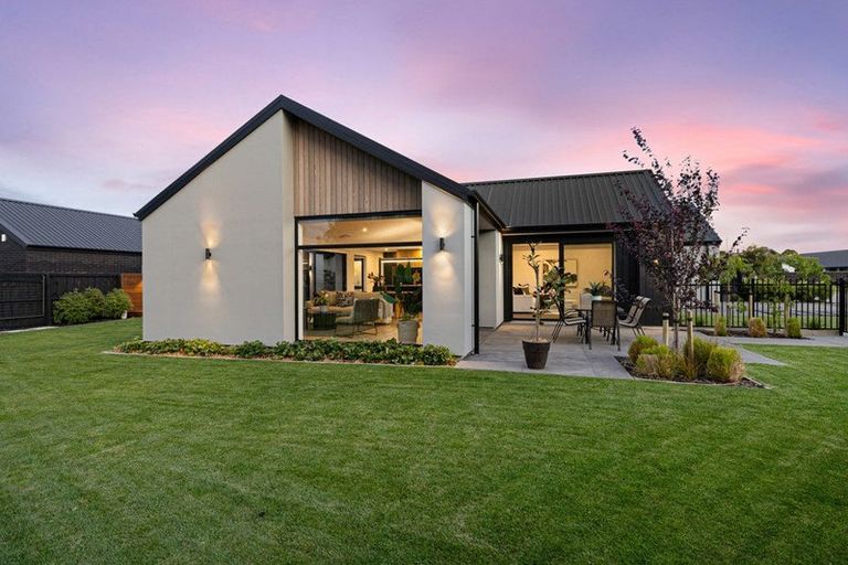 Photo of property in 8 Kirkland Crescent, Harewood, Christchurch, 8051