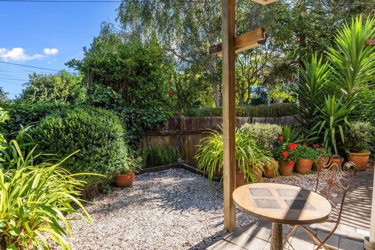 Photo of property in 2/222 Forrest Hill Road, Forrest Hill, Auckland, 0620