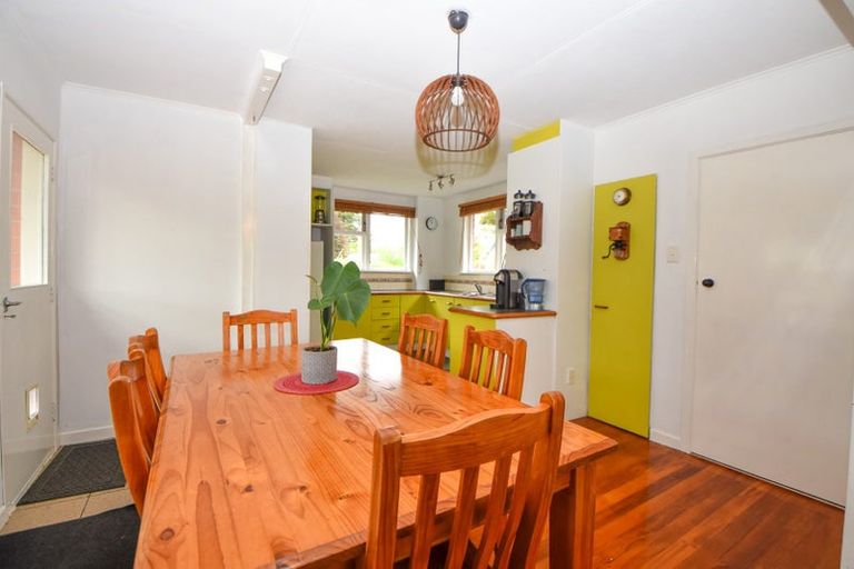 Photo of property in 1 Hughan Place, Carterton, 5713