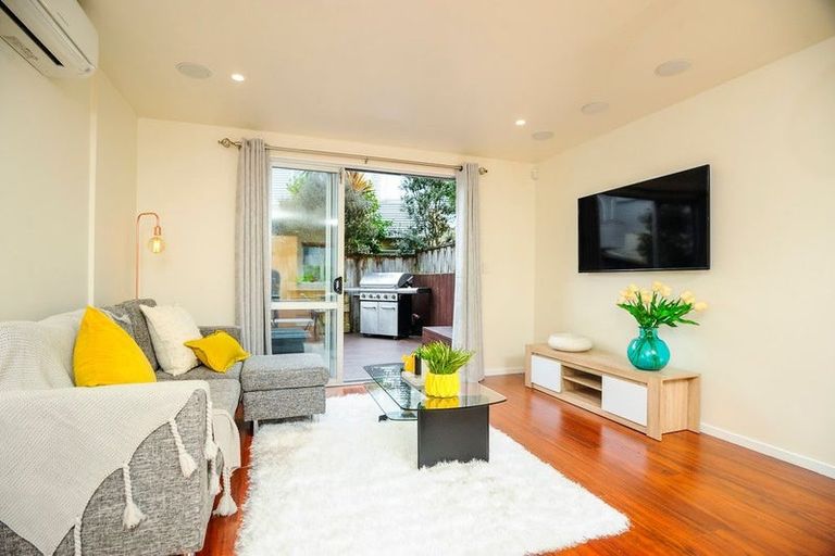 Photo of property in 43 Albionvale Road, Glen Eden, Auckland, 0602