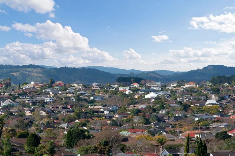 Photo of property in 1/48 Sandgate Avenue, Botany Downs, Auckland, 2010