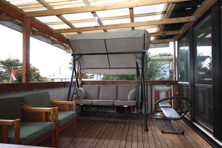 Photo of property in 16 Coburg Street, Henderson, Auckland, 0612