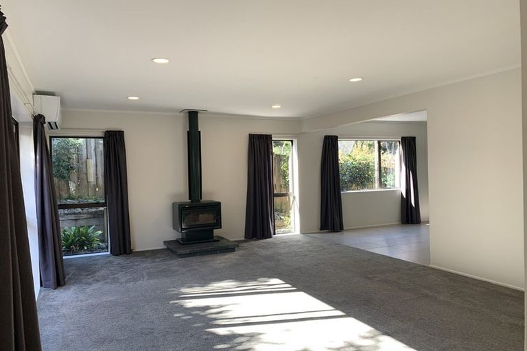 Photo of property in 2/20 Lagoon Way, West Harbour, Auckland, 0618