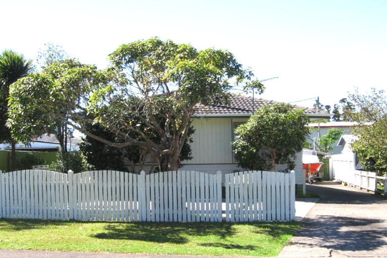 Photo of property in 6 Finlow Drive, Te Atatu South, Auckland, 0610