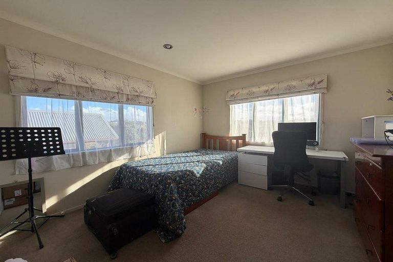 Photo of property in 129 Fernhill Way, Oteha, Auckland, 0632