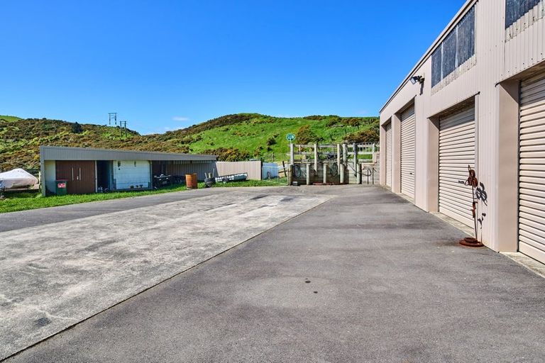 Photo of property in 132 Bing Lucas Drive, Tawa, Wellington, 5028