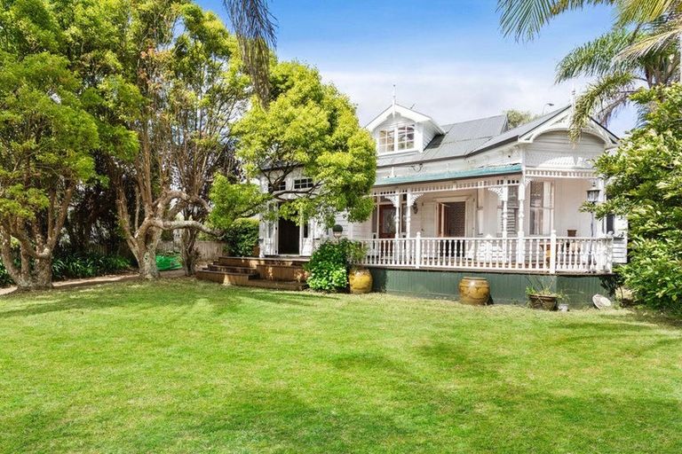 Photo of property in 5 Queen Street, Northcote Point, Auckland, 0627