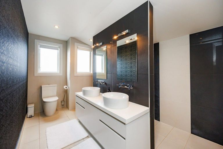 Photo of property in 5 Fairway Grove, Hokowhitu, Palmerston North, 4410