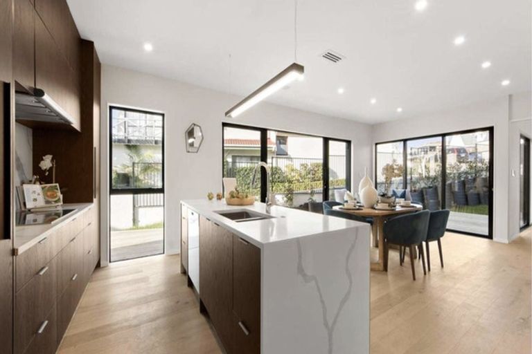 Photo of property in 47a Takutai Avenue, Half Moon Bay, Auckland, 2012