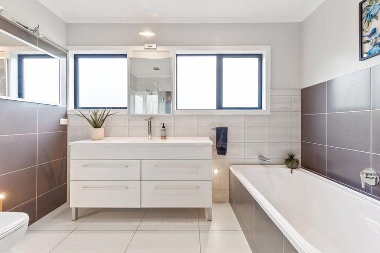 Photo of property in 163 West Harbour Drive, West Harbour, Auckland, 0618