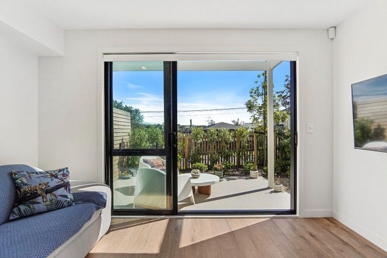 Photo of property in 9/35 Garadice Road, Rothesay Bay, Auckland, 0630