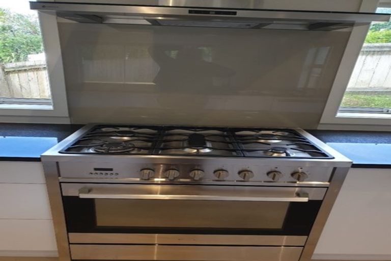 Photo of property in 34a Divich Avenue, Te Atatu South, Auckland, 0610