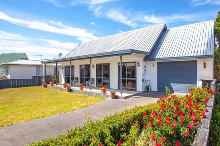 Photo of property in 102 Whitby Place, Whangamata, 3620