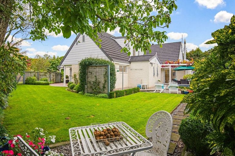 Photo of property in 5 Patterson Grove, Waikanae, 5036