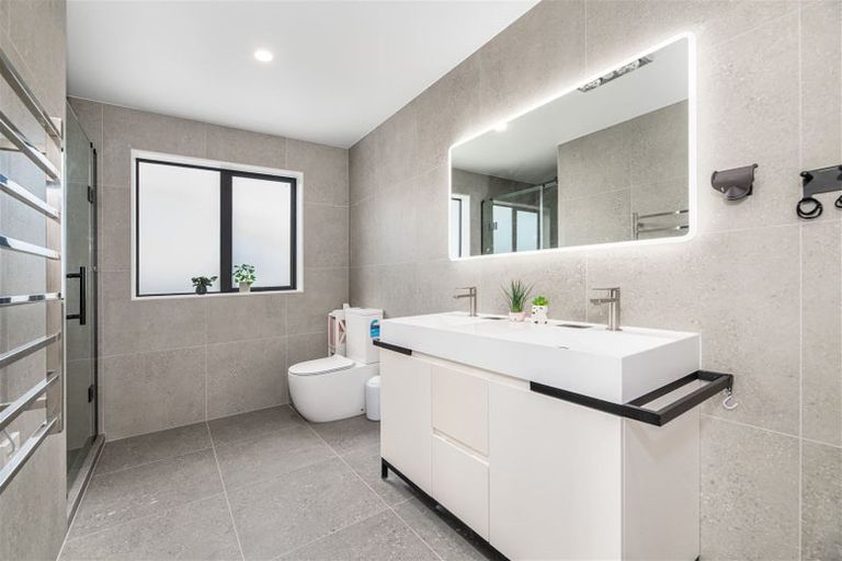 Photo of property in 113b Wharf Road, Te Atatu Peninsula, Auckland, 0610