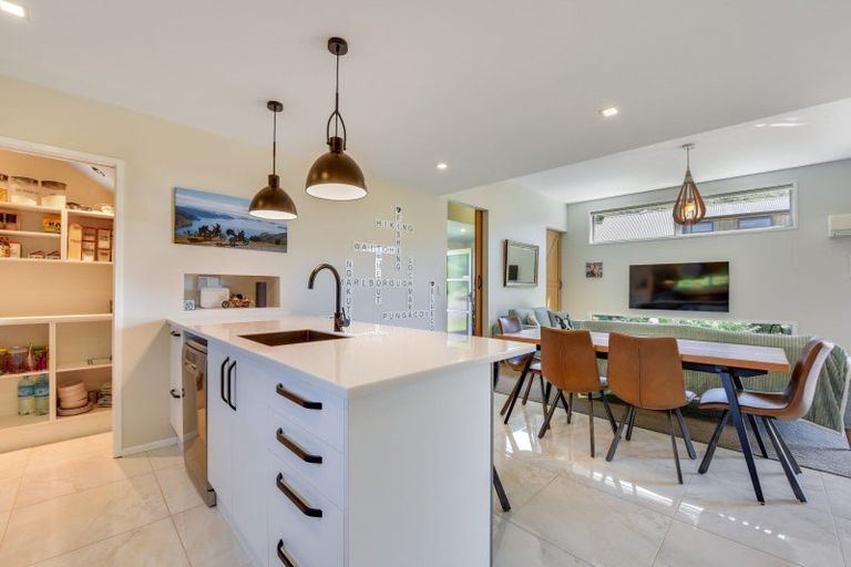 Photo of property in 15 Whitby Close, Waikawa, Picton, 7220