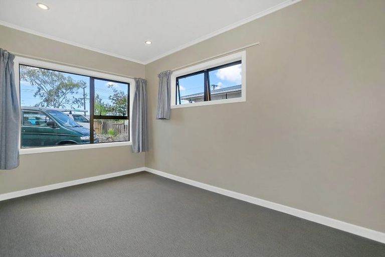 Photo of property in 19 Birdwood Road, Swanson, Auckland, 0612
