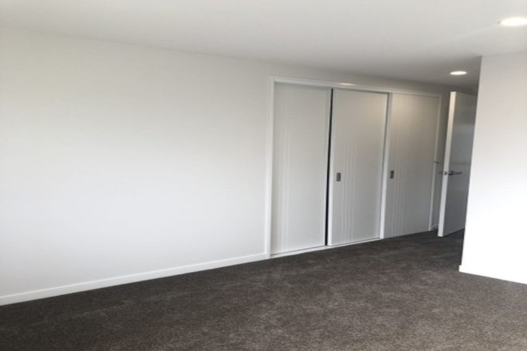 Photo of property in 3/21 Akoranga Drive, Northcote, Auckland, 0627