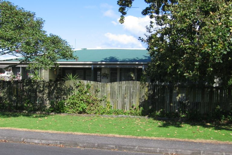 Photo of property in 4 Abbotleigh Avenue, Te Atatu Peninsula, Auckland, 0610