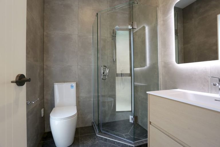 Photo of property in 1b Kirkdale Place, Northcross, Auckland, 0632