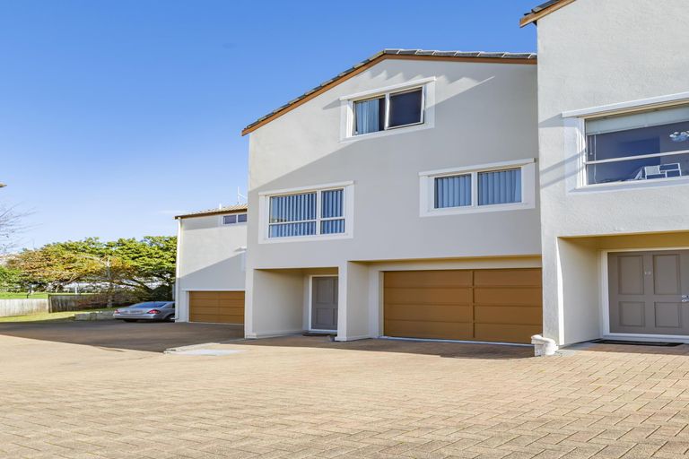 Photo of property in 11/57 Gladstone Road, Northcote, Auckland, 0627