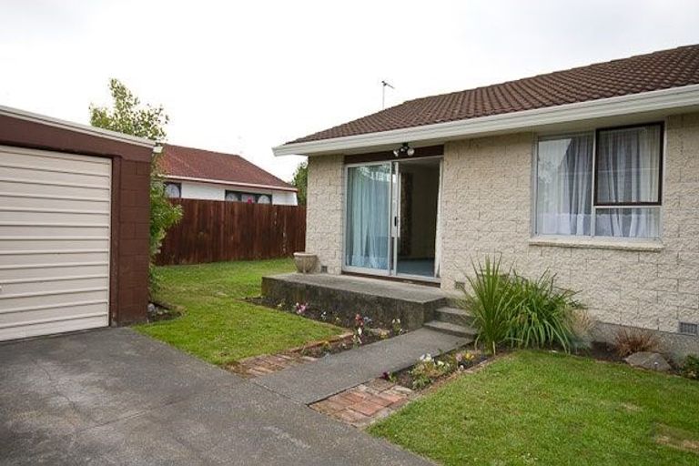 Photo of property in 2/42 Chipping Lane, Redwood, Christchurch, 8051