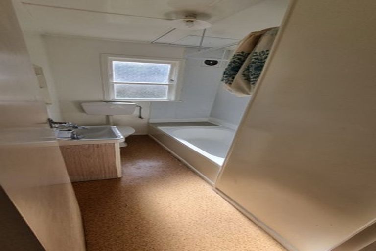 Photo of property in 12 Huntingdon Street, Northland, Wellington, 6012