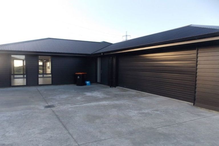 Photo of property in 18 Sardinia Grove, Fitzherbert, Palmerston North, 4410
