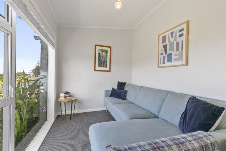 Photo of property in 106 Breaker Bay Road, Breaker Bay, Wellington, 6022